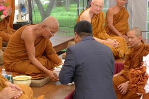 The Sri Lankan hight commissioner receives Dhamma books from Luang Por Liem