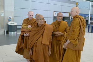 Luang Por Liem arrives at the airport with Luang Por Jundee (R) and Ajahn Thaniyo.  They were greeted by Tan Sallekho (carrying bags) and Ajahn Viradhammo