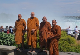 L to R: Luang Por Jundee, Luang Viradhammo, Luang Por Liem, and Ajahn Sek take a photo in font of Niagara Falls