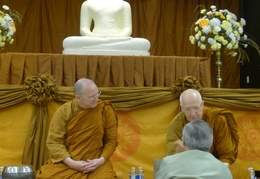 Ambassador Pisan chats with Luang Por Viradhammo