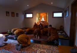 The Sangha pays respects to Luang Por Viradhammo