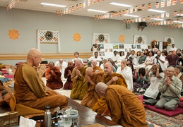 Monastics and laity pay respects to Luang Por Viradhammo