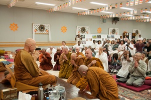 Monastics and laity pay respects to Luang Por Viradhammo