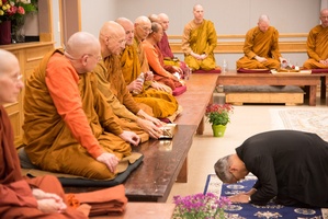 Ambassador Pisan gives an offering to Luang Por Viradhammo