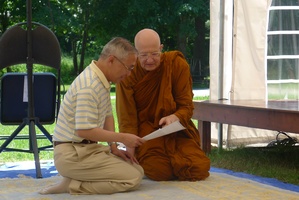 Ambassador Pisan confers with Luang Por Viradhammo