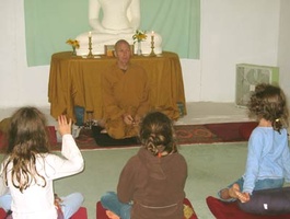 Ajahn Kusalo teaches a bit of Dhamma to young Buddhists