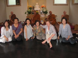 The laity take a photo with the Sangha. L to R: LP Viradhammo, LP Sopa, LP Kampong, Tan Thaniyo