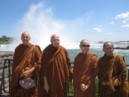 L to R: Ajahn Tejapanyo, Luang Por Viradhammo, Tan Ajahn Dtun, Ven. Suvijjano in front of Niagara Falls