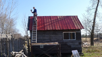 Nathan puts a new roof on an old kuti